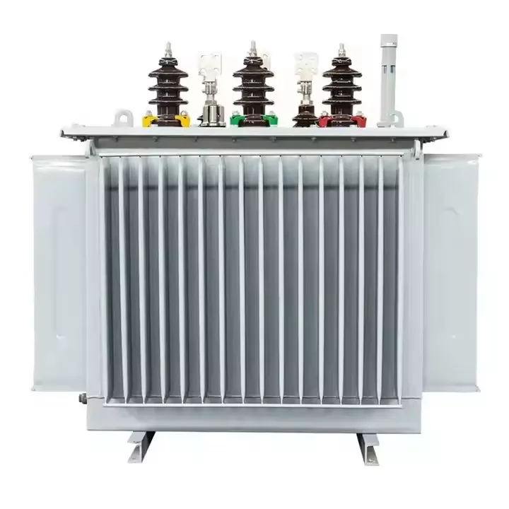 Vonkajší trojfázový elektrický transformátor ponorený do oleja